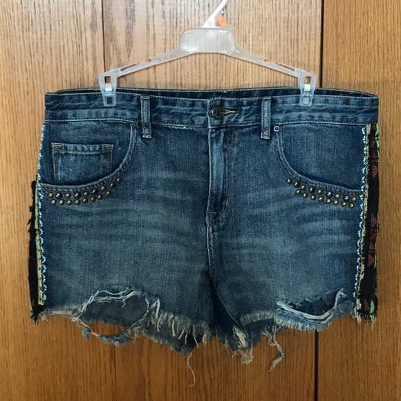 Ladies distressed denim shorts. Mid rise, size 31. - Picture 1 of 4